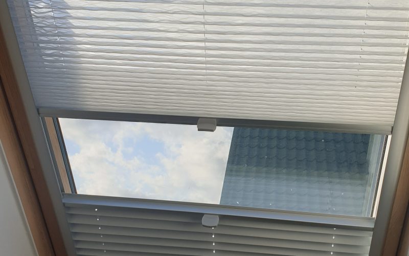 Plisy w domu na osiedlu Gdańsk Karczemki. System na oknach połaciowych z dwoma tkaninami. Opcja z tkaniną podgumowaną - 100% zaciemnienia oraz tkaniną 